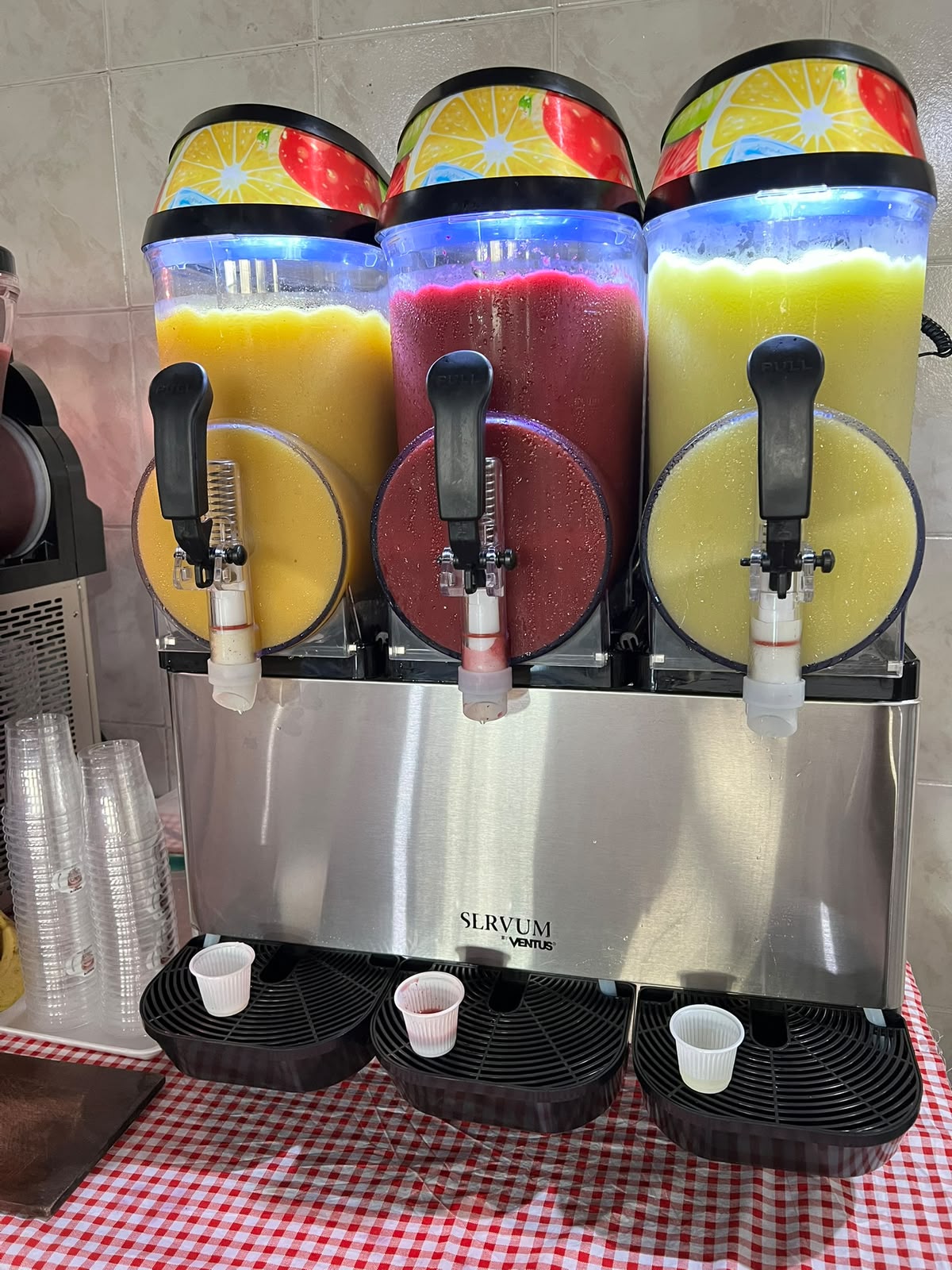 Máquina com três cubas